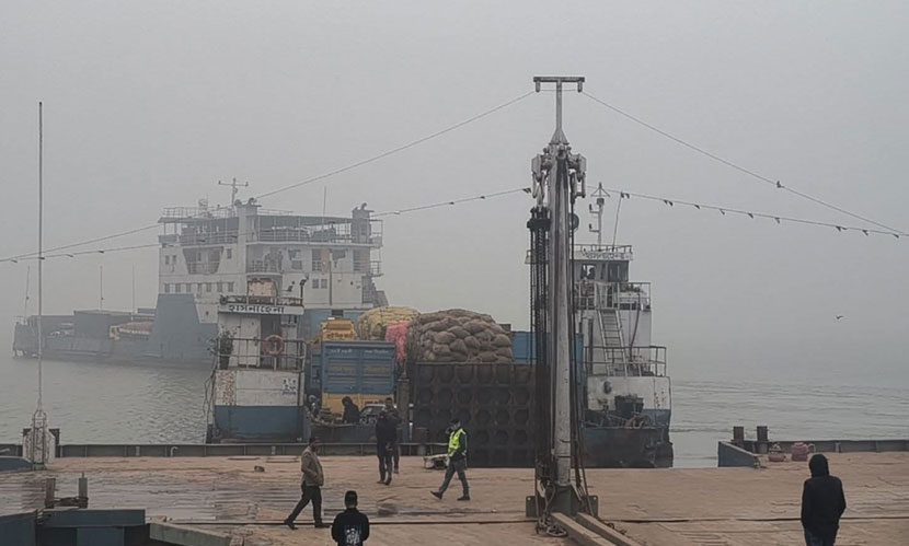 দৌলতদিয়া–পাটুরিয়া নৌপথে ফেরি চলাচল বন্ধ