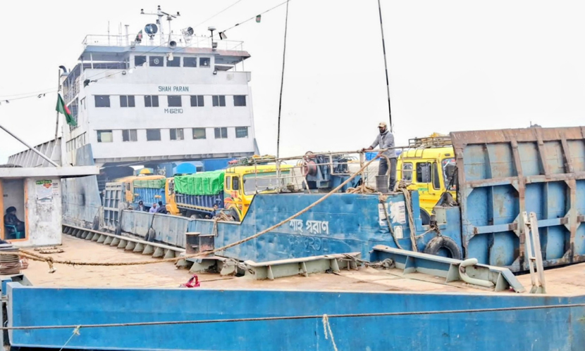প্রায় ১২ ঘণ্টা পর দৌলতদিয়া-পাটুরিয়ায় ফেরি চলাচল স্বাভাবিক