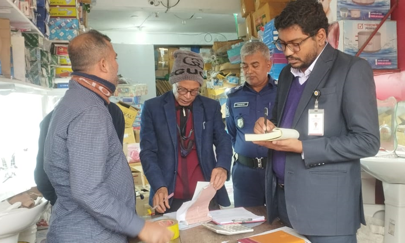 মুন্সীগঞ্জে বেশি দামে গ্যাস সিলিন্ডার বিক্রি, ৩ ব্যবসায়ীকে জরিমানা