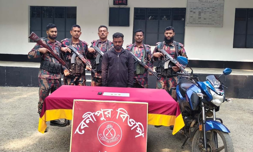 চুয়াডাঙ্গায় ৩টি অবৈধ সোনার বারসহ পাচারকারী আটক