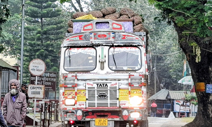 বন্ধ হতে যাচ্ছে হিলি দিয়ে ভারত থেকে পেঁয়াজ আমদানি
