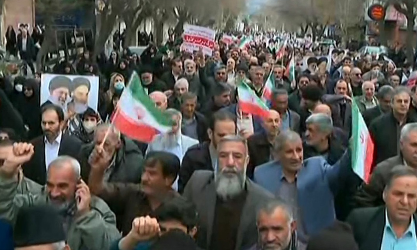 এবার খামেনির সমর্থনে রাজপথে হাজারো মানুষ, যুক্তরাষ্ট্রবিরোধী স্লোগান