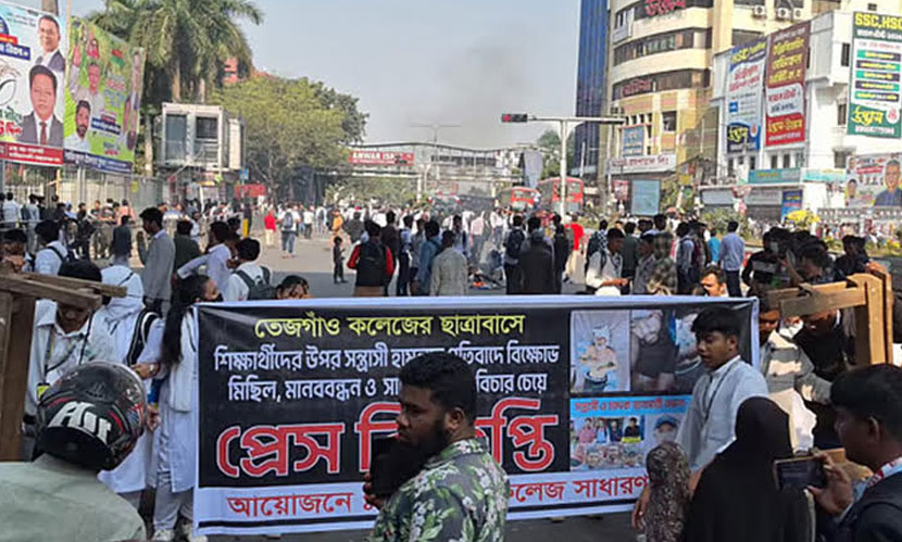 ফার্মগেটে শিক্ষার্থীদের সড়ক অবরোধ, যান চলাচল বন্ধ