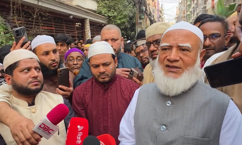 উত্তরায় অগ্নিকাণ্ডে ক্ষতিগ্রস্ত বাড়িতে গেলেন জামায়াত আমির