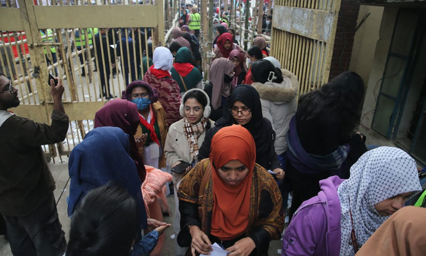 বেলা বাড়ার সঙ্গে বাড়ছে ভোটারদের ভিড়