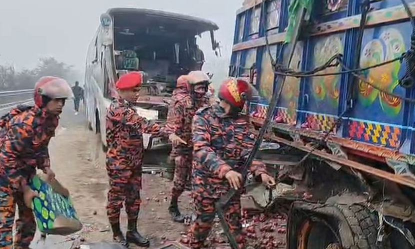 মুন্সীগঞ্জে এক্সপ্রেসওয়েতে বাস-ট্রাক সংঘর্ষে নিহত ১, আহত ১৫
