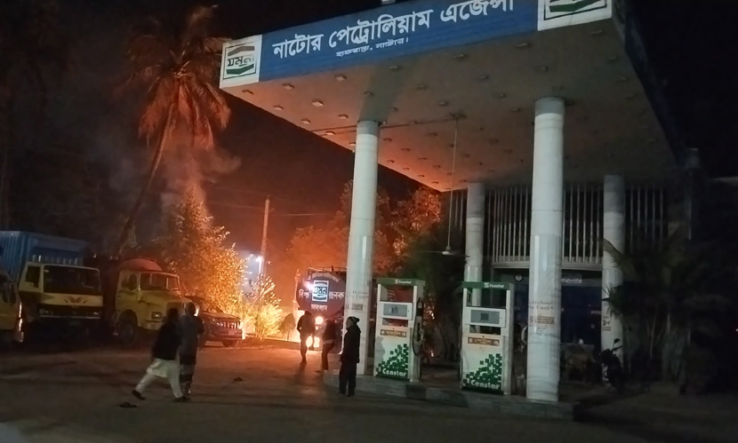 নাটোরে পেট্রোল পাম্পে আগুন, লরিচালক দগ্ধ