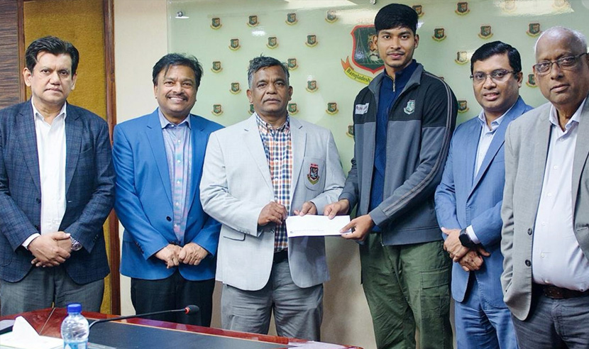 বিশ্বকাপজয়ী পেসারের পাশে বিসিবি
