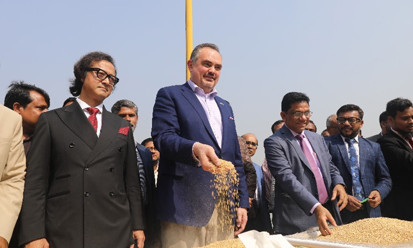 চট্টগ্রাম বন্দরে গমের চালানকে স্বাগত জানালেন মার্কিন রাষ্ট্রদূত