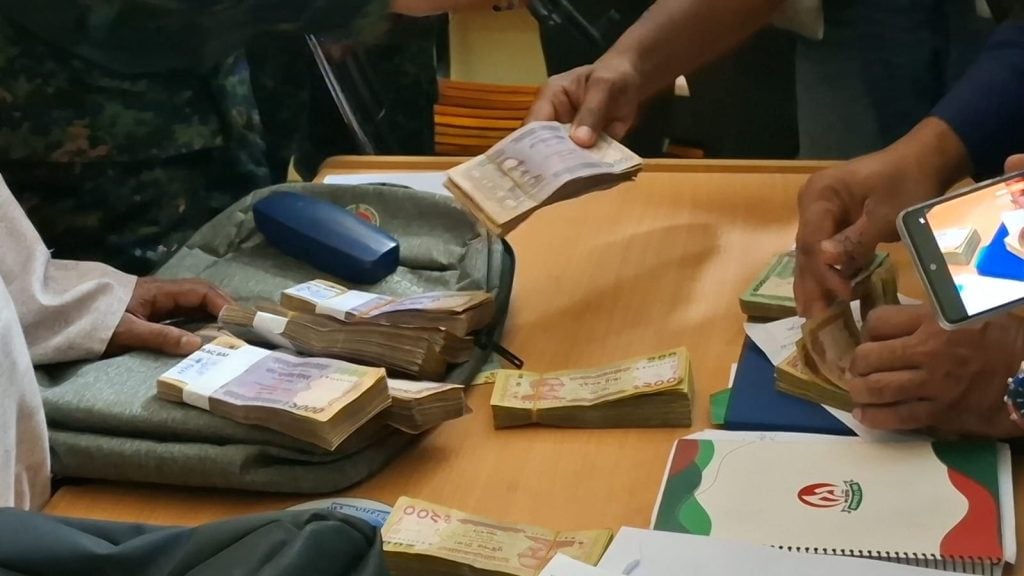 জামায়াত কর্মীর থেকে পাওয়া টাকা।