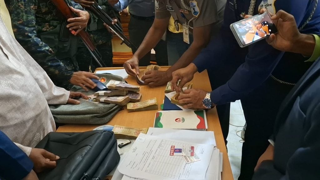 জামায়াত কর্মীর থেকে পাওয়া টাকা।