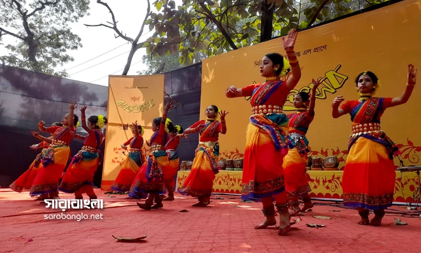 প্রকৃতির বসন্তকে গীত-নৃত্যে বরণ করল বোধন। ছবি: সারাবাংলা