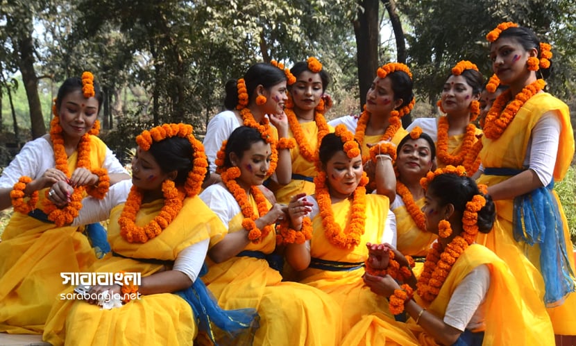 প্রকৃতির বসন্তকে গীত-নৃত্যে বরণ করল বোধন। ছবি: সারাবাংলা