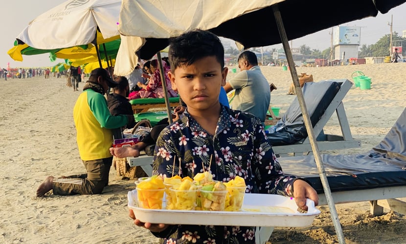 পর্যটনের আড়ালে শিশুশ্রম, সমুদ্র সৈকতে হারাচ্ছে শৈশব। ছবি: সারাবাংলা