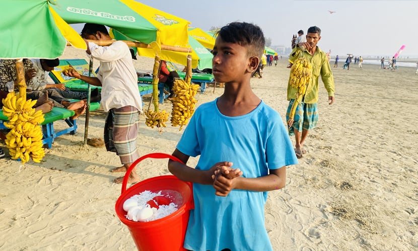 পর্যটনের আড়ালে শিশুশ্রম, সমুদ্র সৈকতে হারাচ্ছে শৈশব। ছবি: সারাবাংলা
