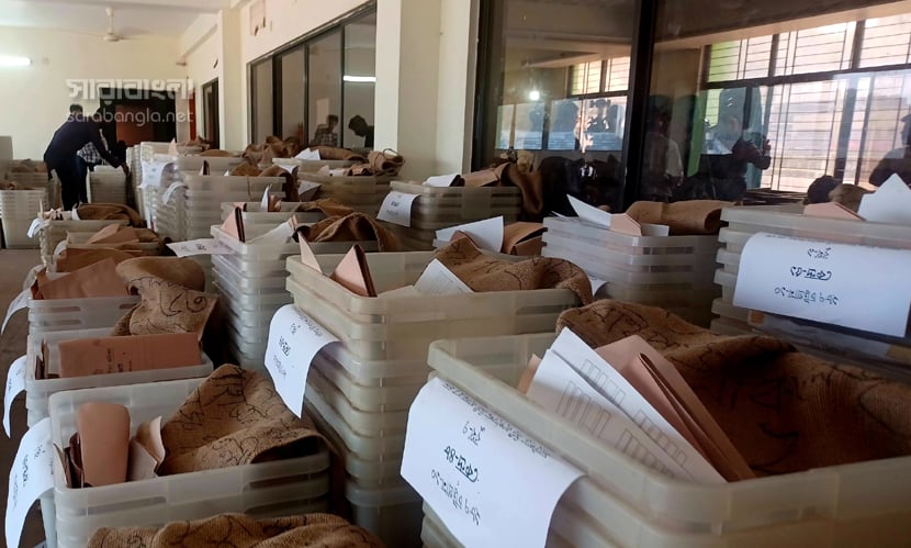 চট্টগ্রাম জেলা নির্বাচন কার্যালয় থেকে প্রত্যেক সংসদীয় আসনে ব্যালট পৌঁছানো হয়েছে। ছবি: সারাবাংলা