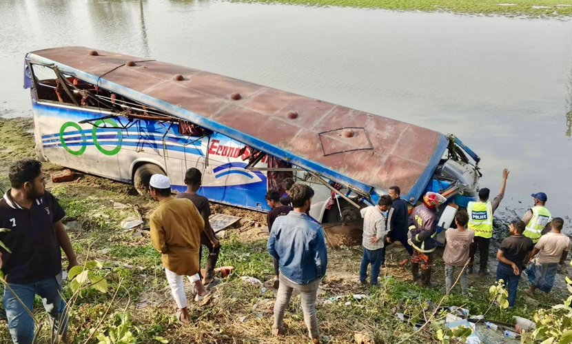 অটোরিকশাকে ধাক্কা দিয়ে বাস খাদে, প্রাণ গেল ২ জনের