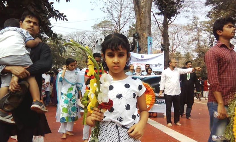 শহিদ মিনারে ফুল হাতে শিশুদের শ্রদ্ধাঞ্জলি