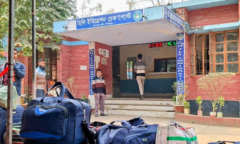 হিলি ইমিগ্রেশন দিয়ে যাত্রী পারাপার বন্ধ