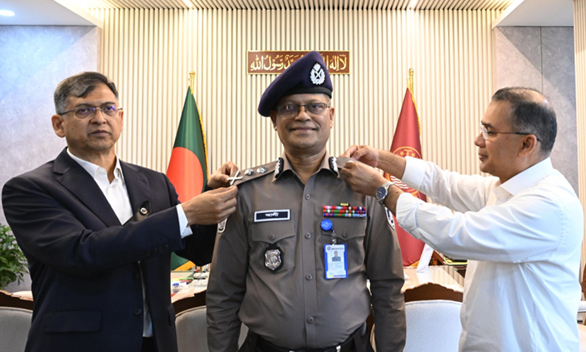নতুন আইজিপিকে র‌্যাংক ব্যাজ পরালেন প্রধানমন্ত্রী
