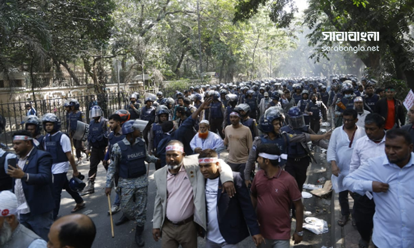 যমুনা থেকে আন্দোলনকারীদের সরালো পুলিশ, যান চলাচল শুরু