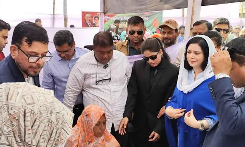 কড়াইল বস্তিতে হেলথ ক্যাম্পে রোগীদের পাশে ডা. জুবাইদা রহমান
