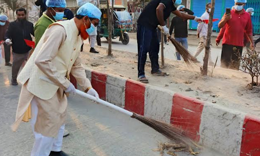 গাইবান্ধায় ঝাড়ু হাতে পরিস্কার অভিযানে এমপি আব্দুল করিম