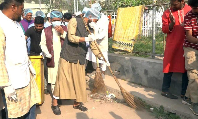 কুষ্টিয়ায় হাসপাতাল পরিষ্কার কাজে মুফতি আমির হামজা