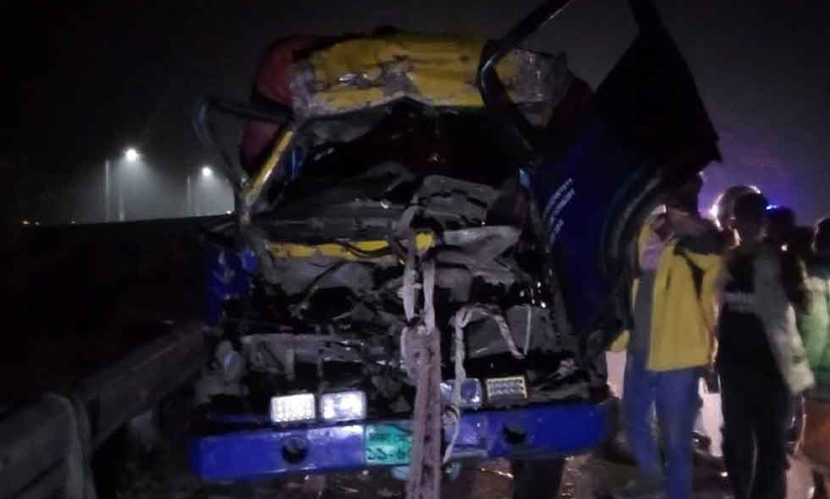 মুন্সীগঞ্জে গাড়ির ধাক্কায় পিকআপের চালক ও সহকারী নিহত