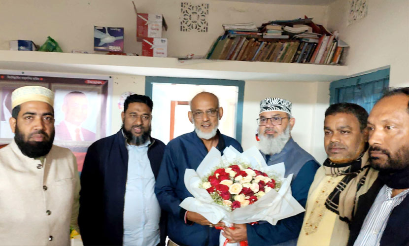 পিরোজপুর-১: প্রতিদ্বন্দ্বীর বাড়িতে ফুল নিয়ে বিজয়ী দাঁড়িপাল্লা প্রার্থী