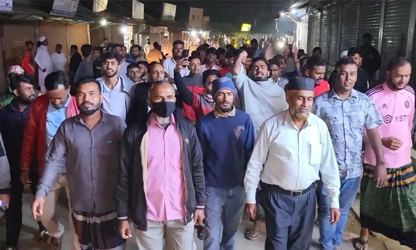 খেলার মাঠ ভাড়া দেওয়ায় ওসির অপসারণ দাবিতে বিক্ষোভ