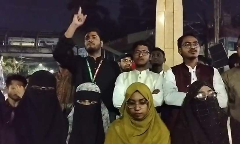 ইনকিলাব মঞ্চের নেতাকর্মীদের ওপর হামলার প্রতিবাদে জবিতে বিক্ষোভ