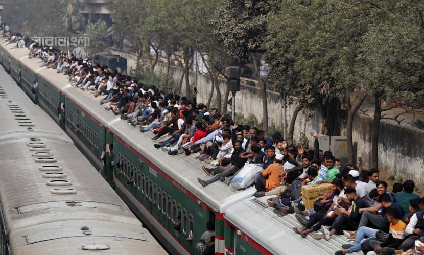 ভোট দিতে ঢাকা ছাড়ছে লাখো মানুষ। ছাদে চেপে ট্রেনযাত্রা। ছবি: সারাবাংলা