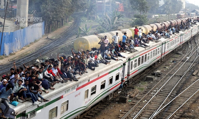 ভোট দিতে ঢাকা ছাড়ছে লাখো মানুষ। ছাদে চেপে ট্রেনযাত্রা। ছবি: সারাবাংলা