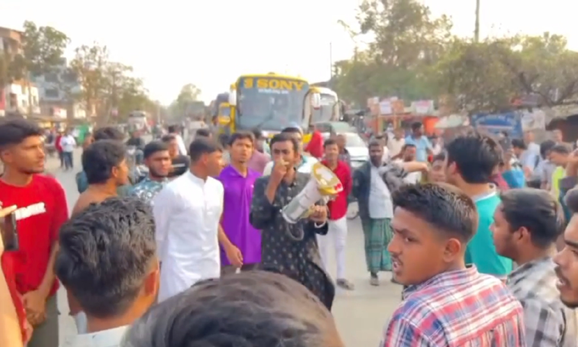 নাটোরে কলেজ শিক্ষার্থীর আত্মহত্যার ঘটনায় মহাসড়ক অবরোধ