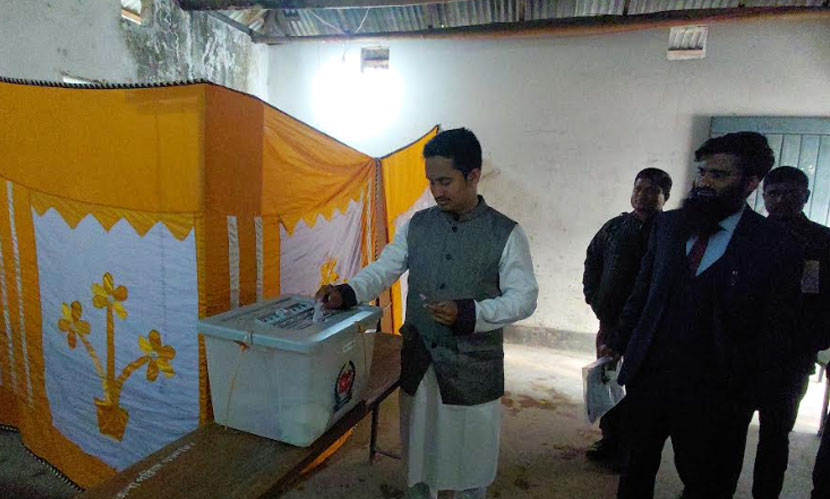 পঞ্চগড়ে ভোট দিলেন সারজিস আলম