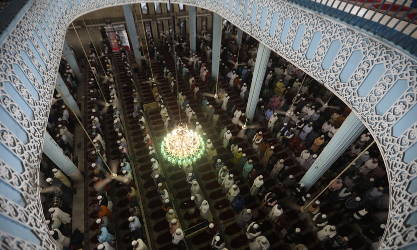 ধর্মীয় ভাবগাম্ভীর্যের মধ্য দিয়ে পালিত হচ্ছে শবে বরাত