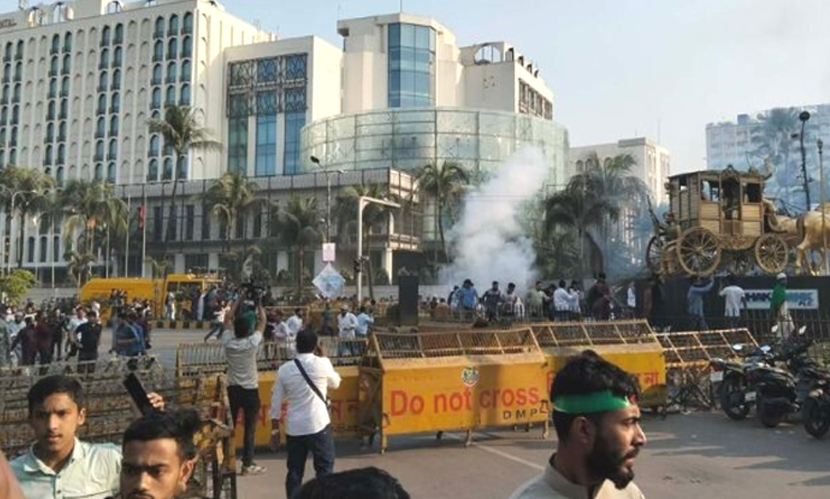 ইনকিলাব মঞ্চের সঙ্গে পুলিশের সংঘর্ষ, রণক্ষেত্র শাহবাগ এলাকা