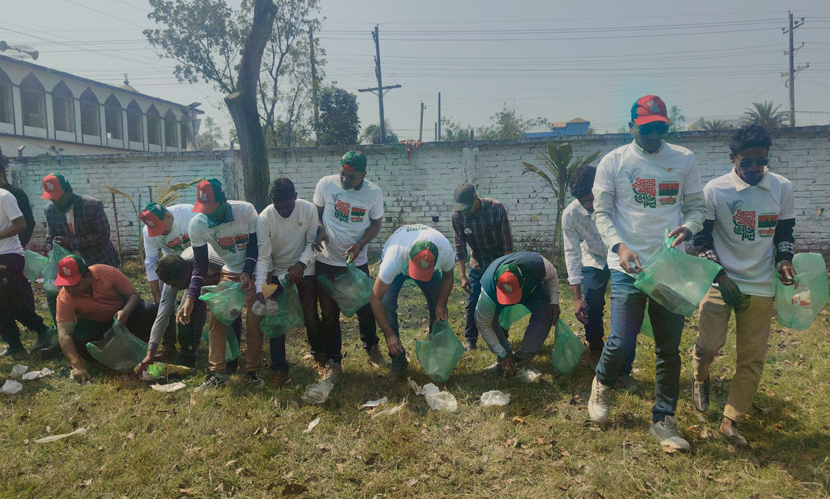 জামায়াতের সমাবেশের পর মাঠ পরিষ্কার করলেন বিএনপির নেতাকর্মী