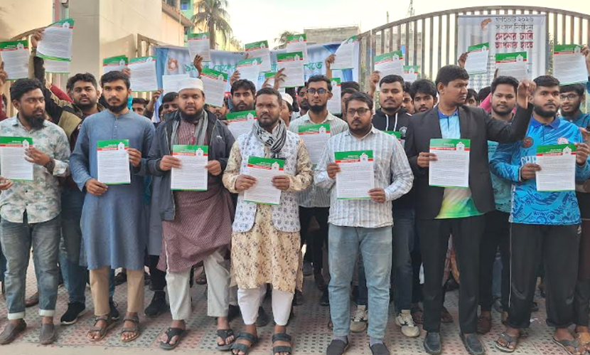 গণভোটে ‘হ্যাঁ’ ভোটের প্রচারণায় পাবনায় শিবিরের লিফলেট বিতরণ