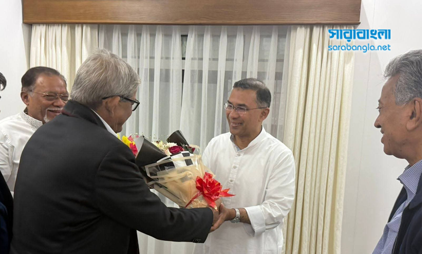 তারেক রহমানকে ফুল দিয়ে শুভেচ্ছা জানালেন মির্জা ফখরুল