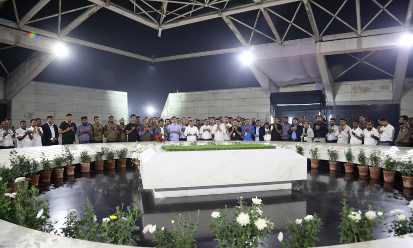 নির্বাচনি প্রচার শেষে বাবা-মা’র কবর জিয়ারত তারেক রহমানের