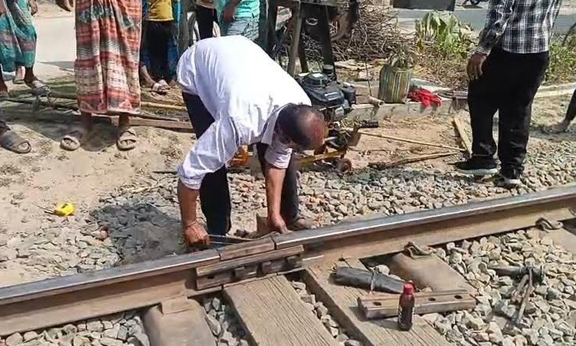 চুয়াডাঙ্গায় লাইনের ভাঙ্গা অংশ দিয়ে ঝুঁকিপূর্ণ অবস্থায় চলছে ট্রেন