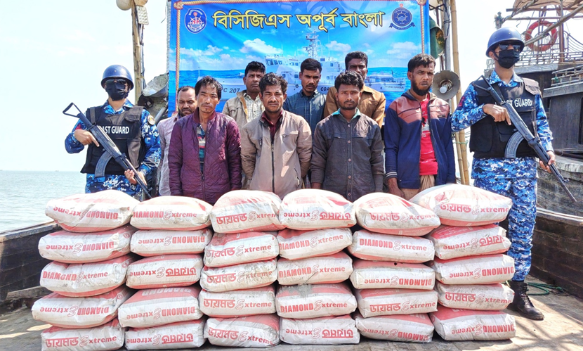 মিয়ানমারে পাচারকালে সিমেন্টবোঝাই নৌকাসহ আটক ৮