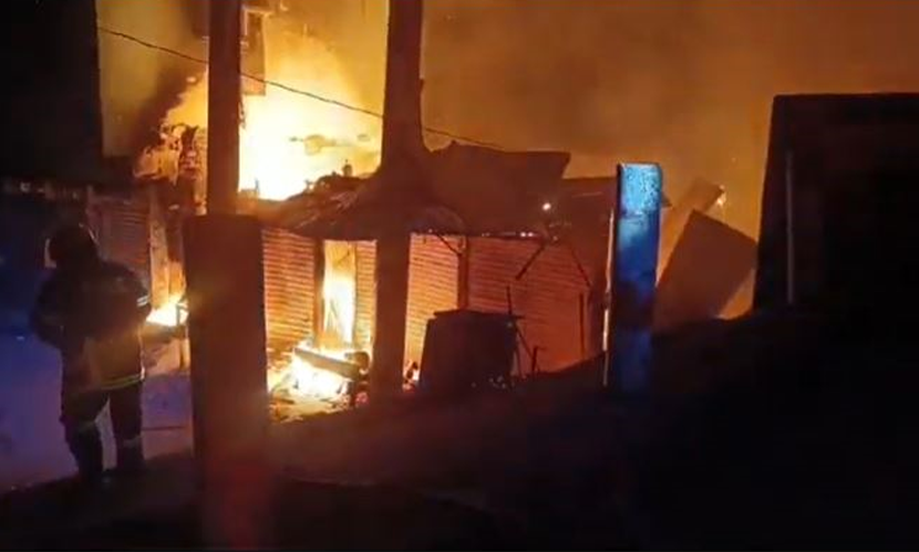 মুন্সিগঞ্জের আলদি বাজারে আগুনে পুড়ে গেছে ৩ টি দোকান