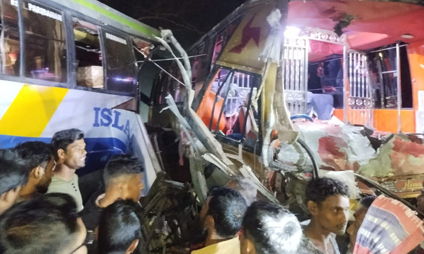 বরিশালে ‎দুই বাসের মুখোমুখি সংঘর্ষে চালক নিহত