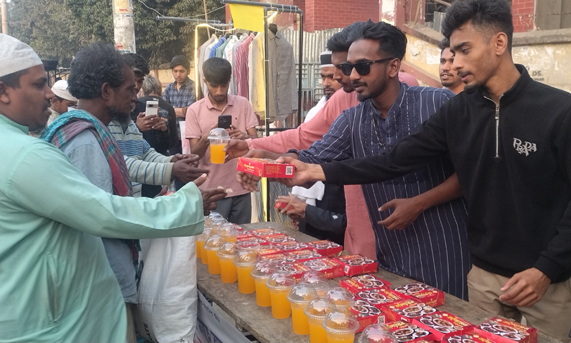 রাজবাড়ীতে ২ টাকায় ইফতার বিতরণ