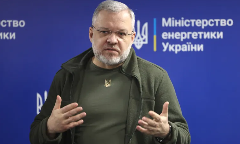 দেশ ছাড়ার সময় ইউক্রেনের সাবেক জ্বালানিমন্ত্রী গ্রেফতার