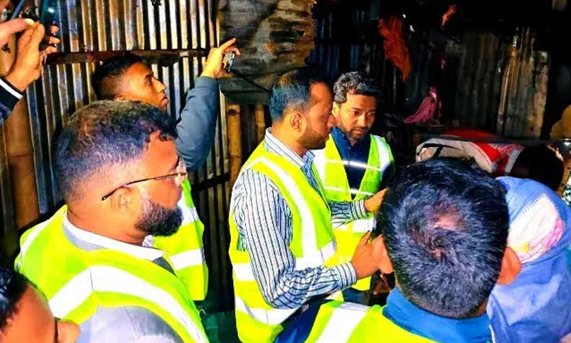 ভাষানটেক বস্তিতে আগুন, ক্ষতিগ্রস্ত পরিবারের পাশে বিএনপি