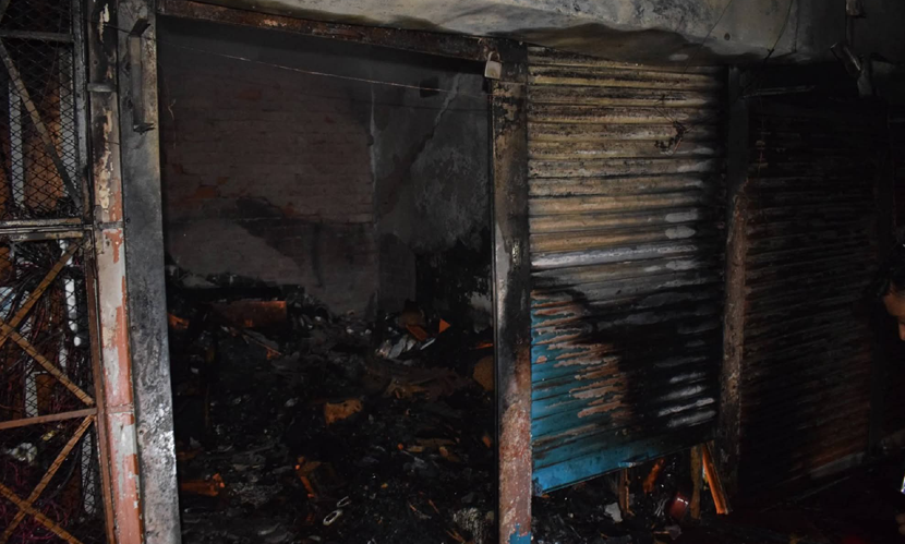 খুলনায় বায়তুন নূর শপিং সেন্টারে আগুন